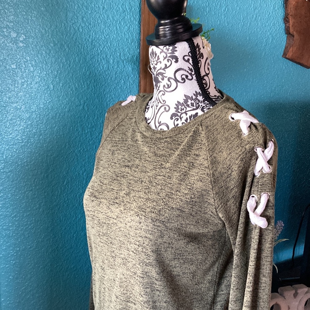 MUST BUNDLE: No boundaries | Women’s Heather Green Long Sleeve - Picture 3 of 4